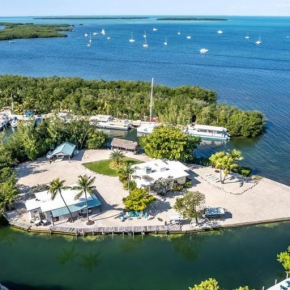 2 houses located on a private peninsula, home